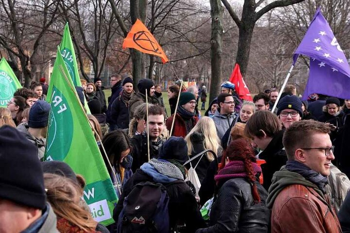 Gegendemonstranten im Alaunpark.