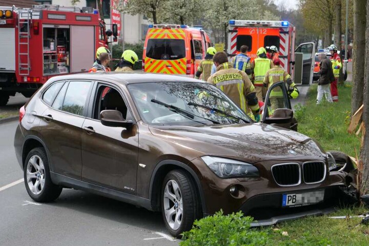 Der BMW rammte mit voller Wucht gegen einen Baum.