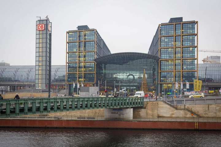 Der neue Berliner Hauptbahnhof. Wenn die Dresdner Bahn ertüchtigt ist, fahren
Züge aus Dresden bis hierher unter zwei Stunden.