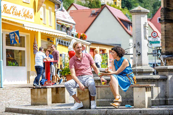Na, wenn der Ranger da mal nicht eifersüchtig wird ... Emilia (Lisa Tzschirner) und Moritz (Bernd-Christian Althoff, 36) waren früher ein Paar.