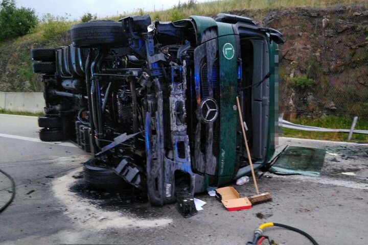 Die Rettungskräfte sind derzeit mit den Bergungsarbeiten beschäftigt.