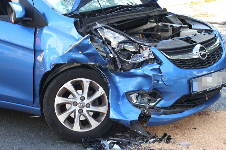 Der Opel nach dem Crash.