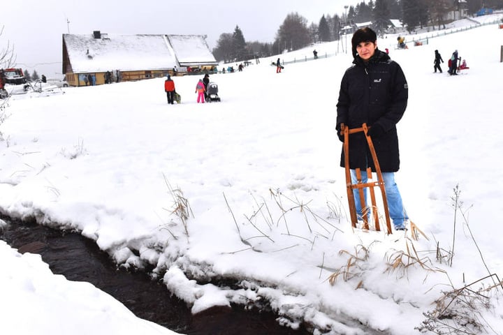 Jutta Neumann (61) aus Heidenau zeigt die Stelle am Bach, an der ihre Enkel
hinein stürzten. Sie sucht jetzt den Mann, der den Jungen aus dem Eiswasser
zog.