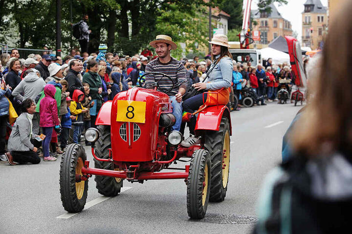 Festumzug zum Auftakt des Elhangfestes: Tausende Gäste säumen ab Loschwitz die Strecke.