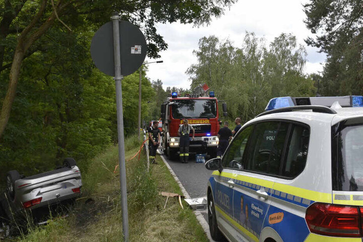 Polizei und Feuerwehr bei der Unfallstelle.