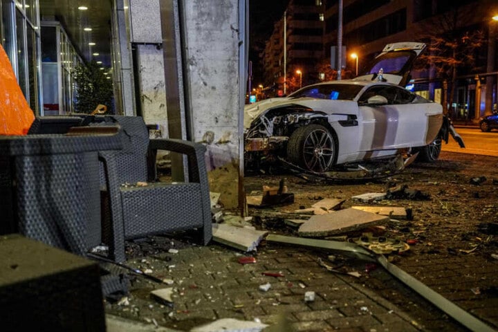 Der 20-jährige Fahrer des Jaguars sitzt seit dem Unfall in Untersuchungshaft.