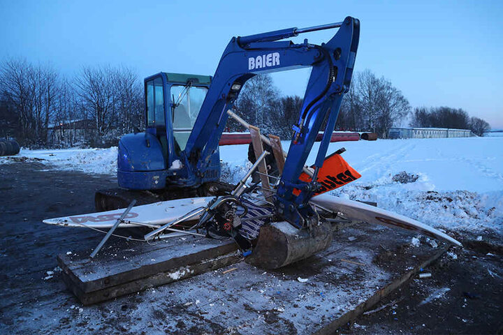 Gegen diesen Bagger war der Rentner mit seinem Schneemobil gekracht.