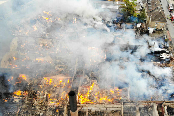 Aus der Luft ist das Ausmaß des Feuers gut zu sehen.