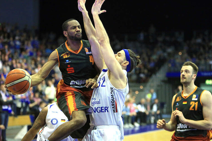 Niners-Star Virgil Matthews (l.)
bleibt an Dane Watts hängen.