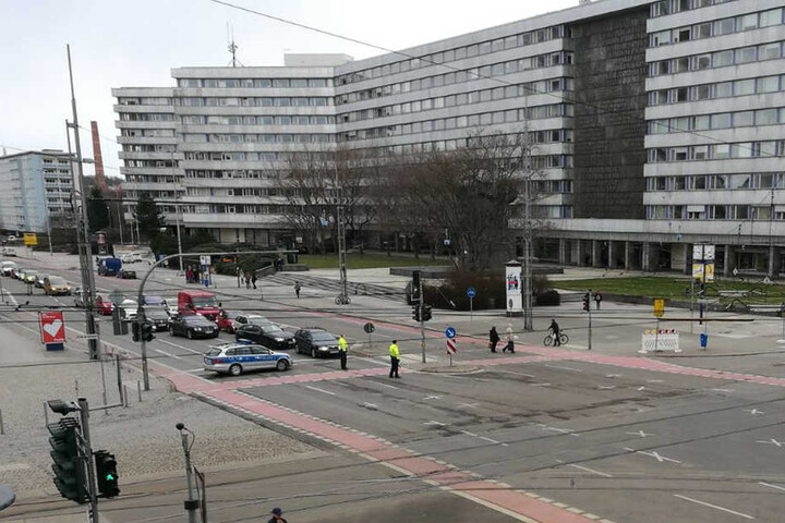 Auf der Kreuzung Brückenstraße/Straße der Nationen regeln Polizisten den Verkehr.