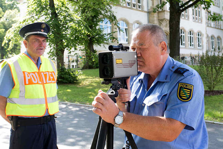 Polizeihauptmeister Mario Werning (54) schaut mit
der Laserpistole Autofahrern auf die Tachos.