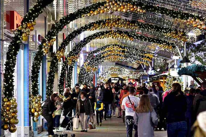 Weihnachtlich geschmückt: Das "ChemnitzCenter" ist für den Ansturm am verkaufsoffenen Sonntag gewappnet.