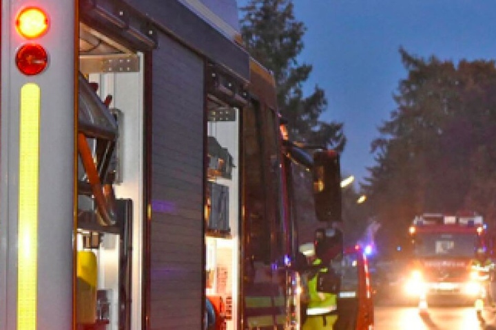Ein Anbau brannte so stark, dass auch die Hausfassade und der Dachstuhl Feuer fingen. (Symbolbild)