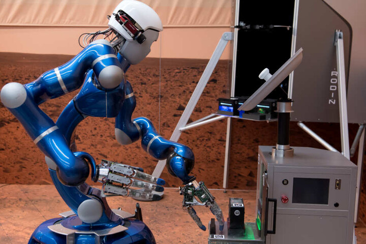 Der Roboter Justin soll die Astronauten künftig bei Einsätzen auf anderen Planeten unterstützen.