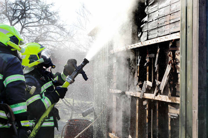 Die Feuerwehr öffnete die Holzwand und löschte den Brand ab.