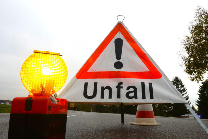 Ein Warndreieck mit der Aufschrift "Unfall" ist zu sehen.