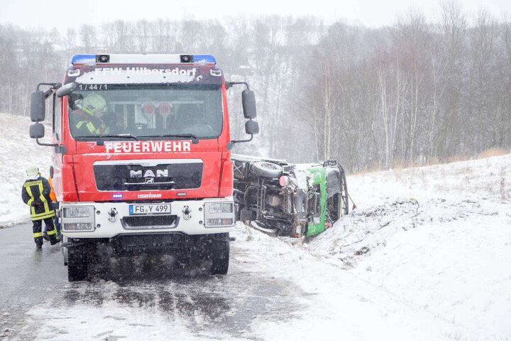 Am Donnerstag hat es wie hier im Erzgebirge eine Reihe von Unfällen wegen Glätte und Schnee gegeben.