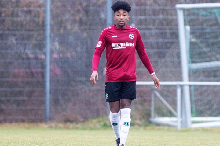 Hannovers gerade mal 18-jähriges Talent Chris Gloster wurde permanent rassistisch beleidigt und saß nach Abpfiff fix und fertig in der Kabine.