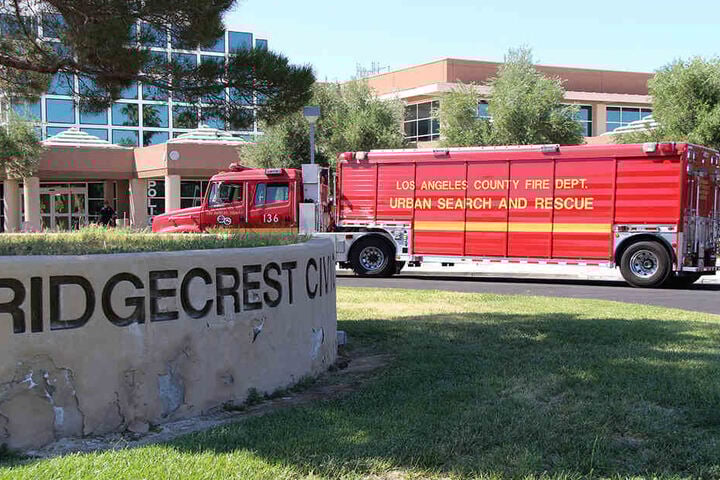 Ein Feuerwehrwagen des Los Angeles County Fire Departmend parkt nach dem schweren Erdbeben vor dem Rathaus in Ridgecrest.