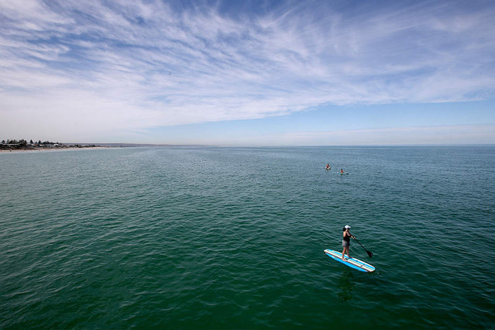 Ein Stehpaddler war am Donnerstag auf dem Wasser unterwegs am Henley Beach in Adelaide.
