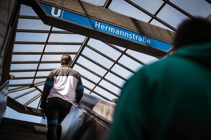 Die Tat ereignete sich an einer Treppe am U-Bahnhof Hermannstraße.
