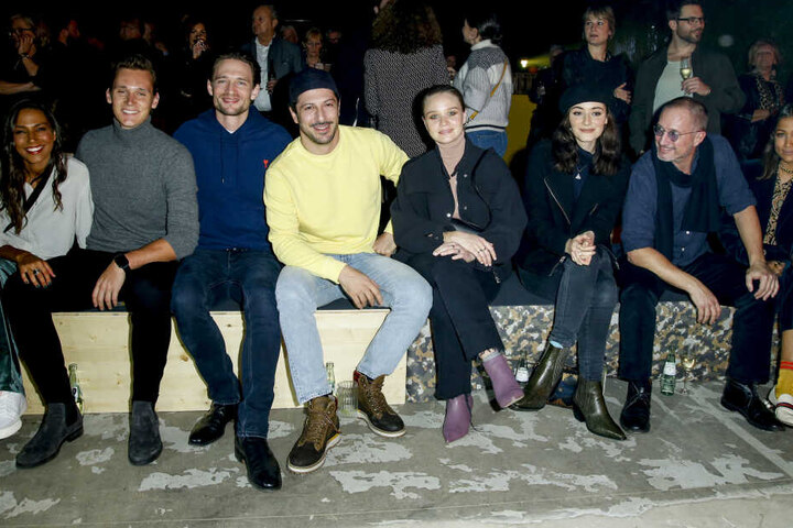 Am Dienstagabend fand die camel active Fashion Show im Rahmen der Berliner Fashion Week statt. Es waren viele Prominente anwesend, unter anderem Fahri Yardim (Mitte)