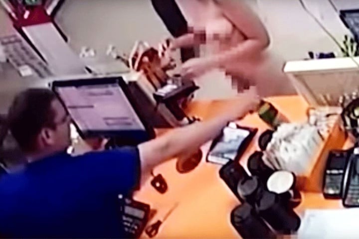 Ihn schien die nackte überhaupt nicht zu beeindrucken.