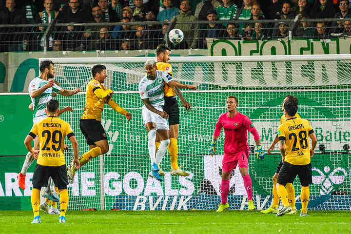 Florian Ballas (M.) gewinnt ein Kopfballduell gegen Fürths Doppeltorschützen Daniel Keita-Ruel.