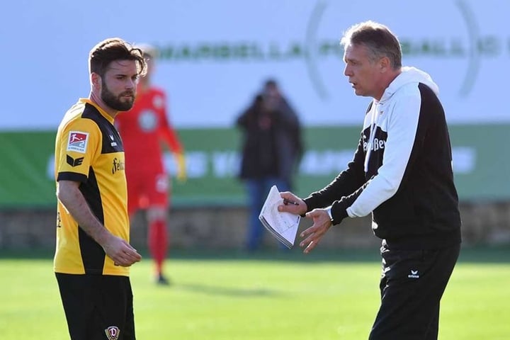 Niklas Kreuzer hört sich Anweisungen von Dynamo-Trainer Uwe Neuhaus an.