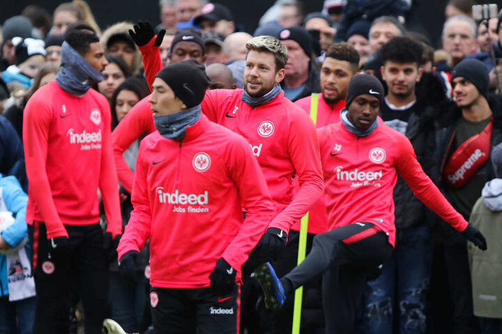 Nicht zuletzt auch aufgrund der hervorragenden Leistungen in der Europa League sicherte sich die Frankfurter Eintracht den Titel als größte Überraschung der Hinrunde.