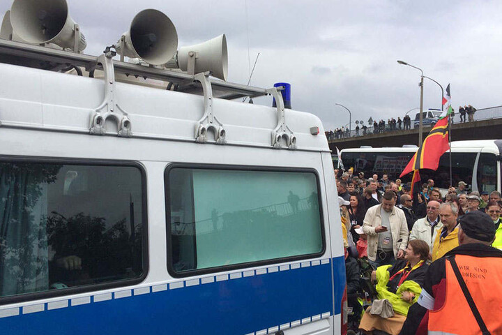 Die Polizei musste beim Tag der Deutschen Einheit die Versammlungsauflagen für PEGIDA vorlesen.