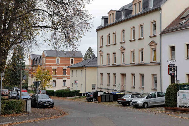 Dort, wo heute ein Einfamilienhaus steht (Mitte), stand einst ein Mehrfamilienhaus. Hier soll N. seine Landsleute erdrosselt haben.