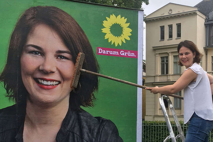 Die Brandenburger Grünen-Spitzenkandidatin Annalena Baerbock bringt Ende Juli in der Potsdamer Innenstadt das erste Wahlplakat an.