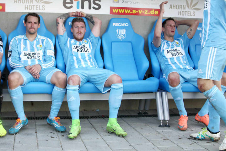 Geht den Himmelblauen, im Bild Anton Fink, Philip Türpitz und Tim
Danneberg (v.l.), im Saisonendspurt die Puste aus?