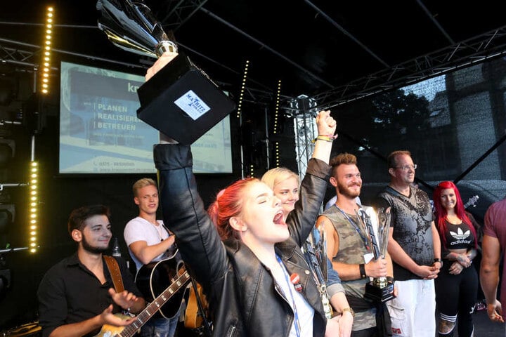 Da ist das Ding! Luise Heide (17) aus Güldengossa bei Leipzig hat den Casting-Wettbewerb "Zwickaus Superstar" gewonnen.
