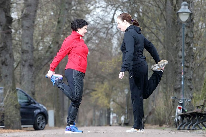Reporterin Yvonne Friedrich (46, r.) macht sich warm. Tipps bekommt sie von Trainerin Indira Goldschmidt (47, l.). Deren nächster Laufkurs startet am 12. April.