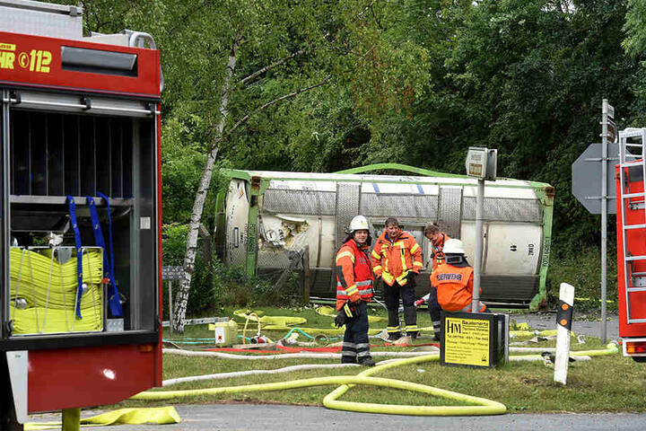 Zwei Waggons waren auch auf die Straße gestürzt.