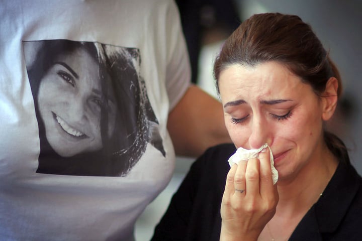 Die Cousine von Tugce (re.) trauert nach dem Tod ihres geliebten Familienmitgliedes.