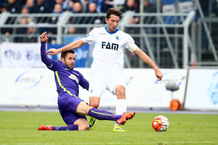 18. Oktober 2015: Das letzte Heimspiel, damals in Liga drei, von Aue gegen Magdeburg endete 0:0. Hier duellieren sich Christian Tiffert (l.) und Marius Sowislo.