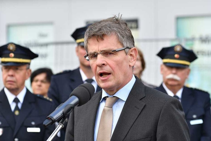 Polizeipräsident Klaus Kandt spricht beim symbolischen Spatenstich für den Bau der neuen Polizeiwache auf dem Alexanderplatz.