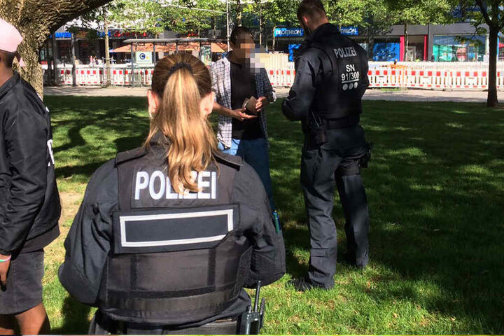 Auch im Stadthallenpark werden Passanten kontrolliert.