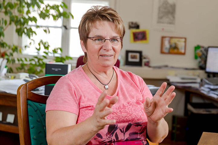 Seifhennersdorf ist pleite: Um Kosten zu sparen, würde die hauptamtliche Bürgermeisterin Karin Berndt (61, parteilos) ihr Gehalt sogar gegen ehrenamtliche Aufwandsentschädigung eintauschen.