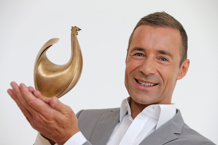 Henne-Moderator Kai Pflaume (49) zeigt die neue, schlanke Henne.