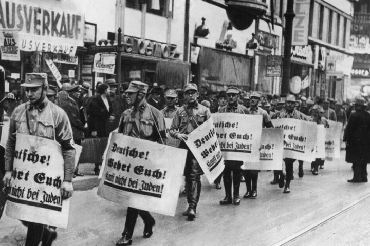 Mehr als 1300 Menschen sollen in Folge des Pogroms ums Leben gekommen sein. Hier zu sehen: Mitglieder der SA bei einem Hetzmarsch durch Berlin gegen die jüdische Bevölkerung.