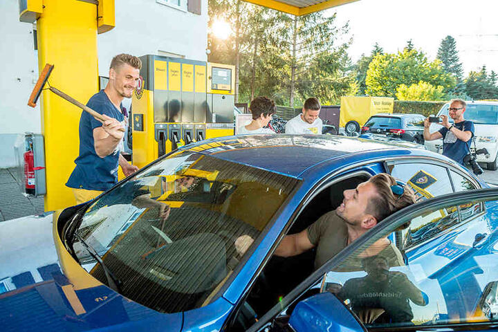 Während Patrick Wiegers das Auto vorfährt, wischt Stefan Kutschke ihm die Scheibe sauber.