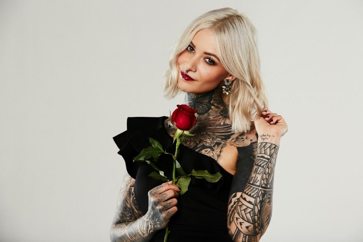 Die schwungvolle Veganerin ist ein impulsiver Gefühlsmensch. Wird der Bachelor ein Herz für Tattoos haben? (Foto: TVNOW/Arya Shirazi)