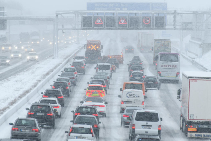 Auf der Autobahn 9 staut sich der Verkehr im Schneetreiben hinter einem Räumfahrzeug.