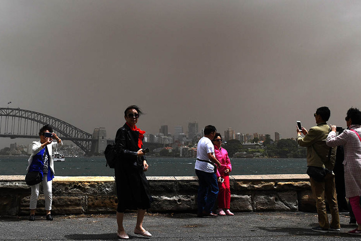 Die Sydney Harbour Bridge wurde durch den Sturm in sxhmutzigen Dunst gehüllt.