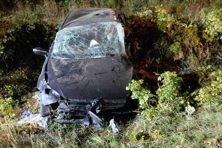 Der 19-Jährige und seine Beifahrerin waren in dem Wagen eingeklemmt.