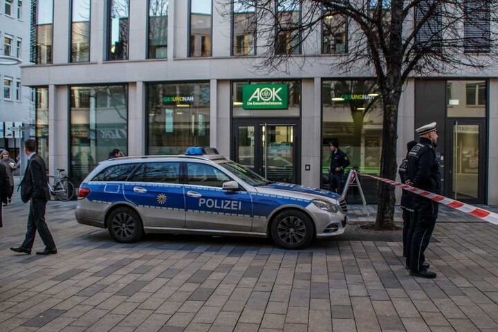 Die Polizei sicherte das Gebiet vor der Bankfiliale ab.